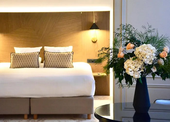 Chateau Belmont By The Crest Collection טור